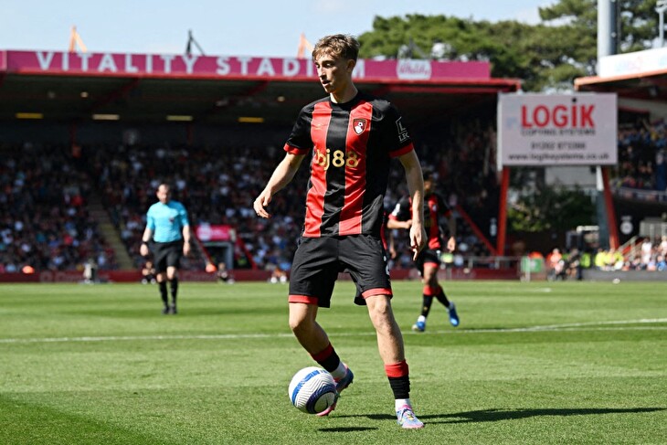Huijsen má namířeno z Bournemouthu do Realu Madrid, talentovaný obránce se stane první posilou Alonsa