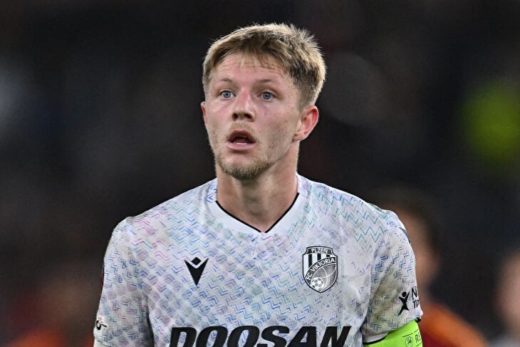 Je na nás ostatních, abychom to po těch starších vzali my, hlásal Červ do kabiny