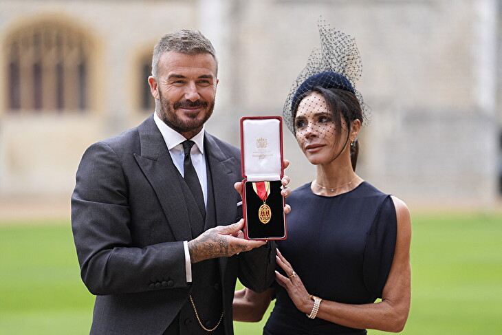 Velká pocta pro anglickou legendu, Beckham se dočkal slavnostního ceremoniálu pasování na rytíře