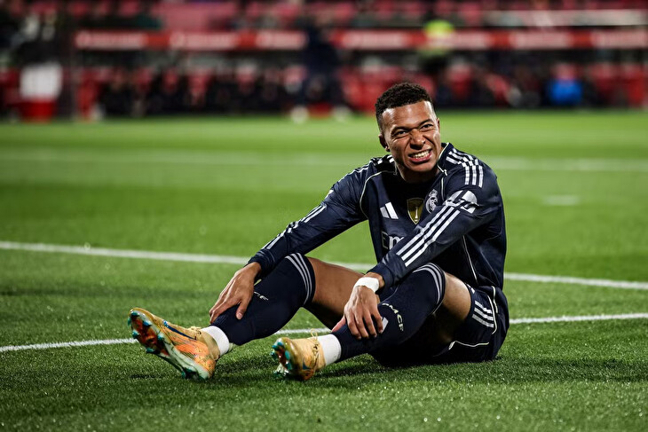 Mbappé si poranil koleno, mimo hru má být na tři týdny