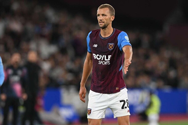 Za tohle penalta? Souček při návratu u sporné situace. West Ham uctil památku Mikloška