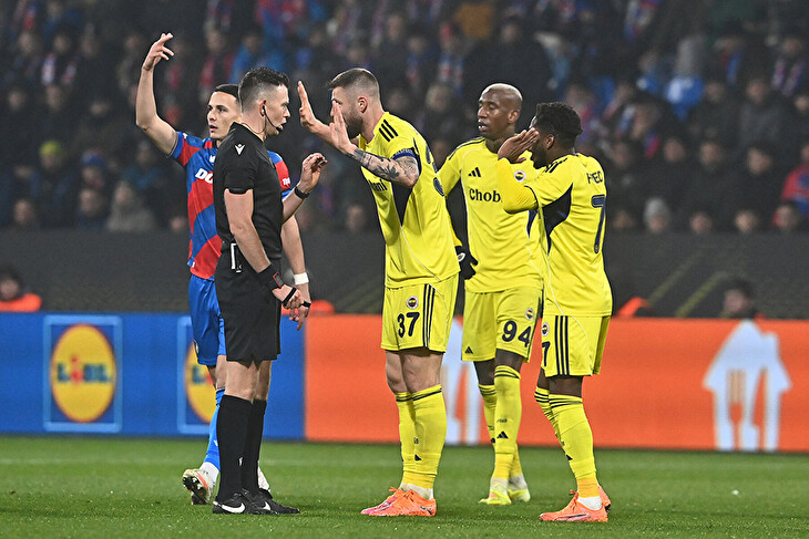 Fenerbahce soptí kvůli rozhodčímu Lindhoutovi. Ovlivnil výsledek, stálo ve stížnosti