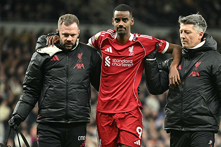 Špatné zprávy pro Liverpool. Isak kvůli zlomenině nohy vynechá několik měsíců