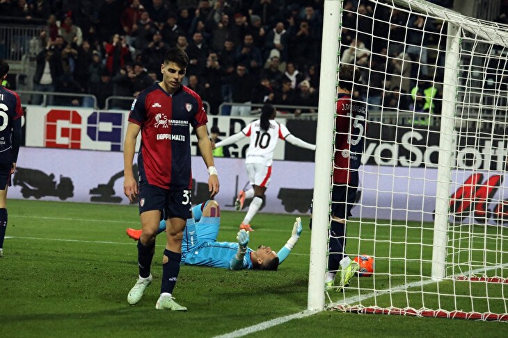 Serie A - souhrn 18. kola: AC Milán vyhrál na Sardinii a vyhoupl se do čela tabulky