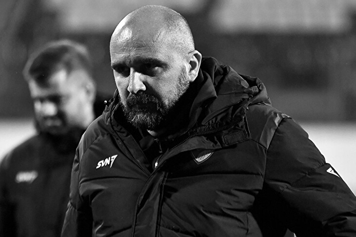 Obrovská tragédie v Srbsku. Během zápasu zemřel trenér Žižovič, hráči plakali na hřišti