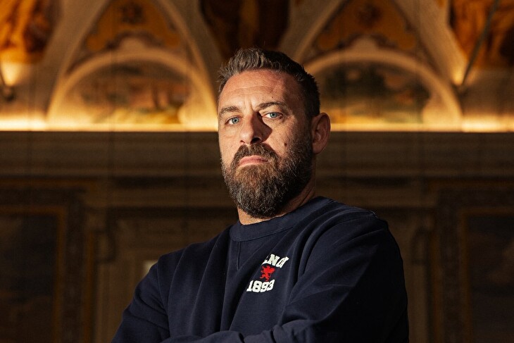 Jeden velikán mezi záložníky za druhého. Vieiru nahradil na lavičce Janova De Rossi