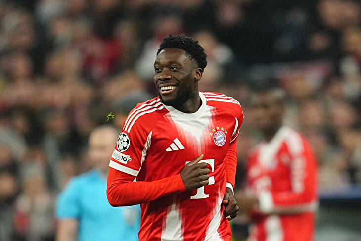 Ofenzivní mašinu z Mnichova po devíti měsících doplnil Davies. Bayernu se brzy vrátí i Musiala