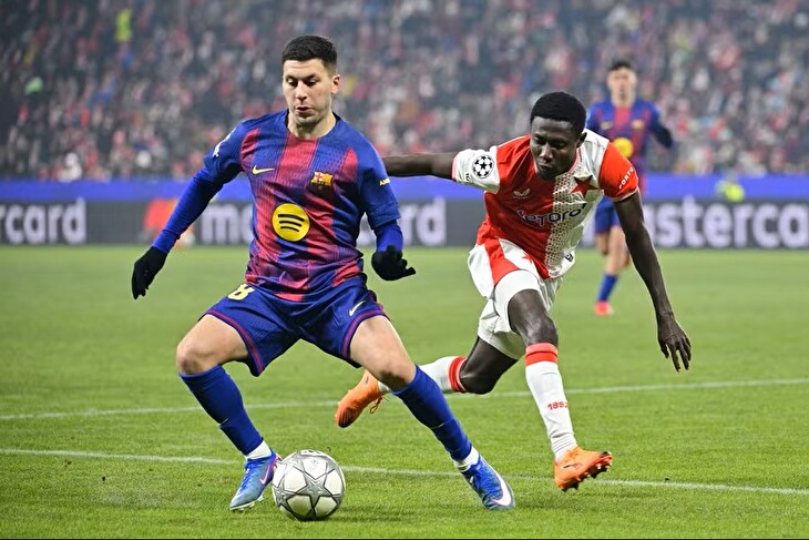 Slavia dostala Barcelonu do problémů a využila křehkosti v obraně, napsali ve Španělsku
