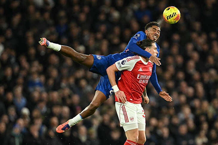 Semifinále Ligového poháru okoření třaskavé londýnské derby Chelsea s Arsenalem