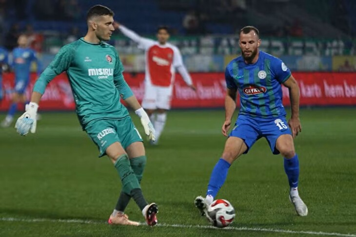 Vrátí se bývalý útočník Slavie do Česka? Jurečka se dohodl na ukončení smlouvy v Rizesporu