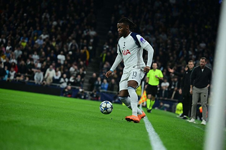 Udogiemu měl vyhrožovat fotbalový agent s pistolí v ruce. Tottenham mladíka podporuje